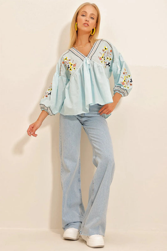 Trend Alaçatı Style Women's Blue V-Neck Balloon Sleeve Embroidered Blouse