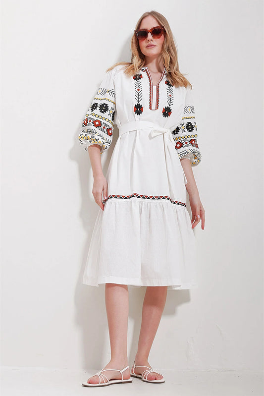 Trend Alacatı Style Women's White Lined Belted Embroidery Dress