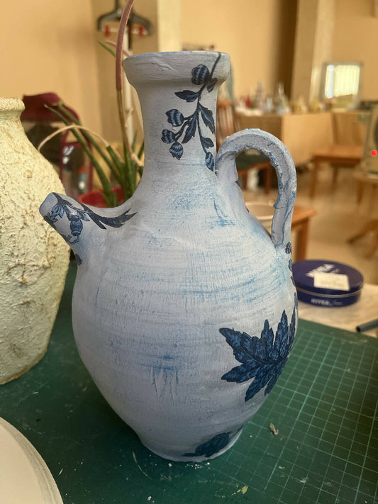 Détail Unique Handmade Painted Pottery Jug In Gray Color & Navy Blue Flowers